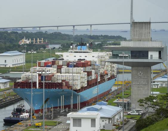 AFP | Un buque de carga pasa por el Canal de Panamá.