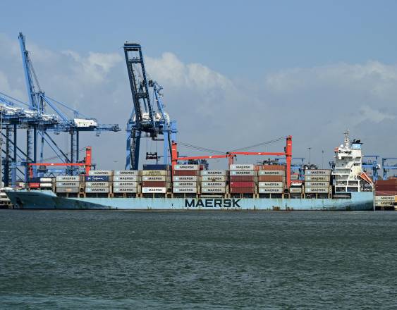 AFP | El carguero Maersk Bermuda de Singapur en el puerto internacional de Manzanillo en Colón, Panamá donde embarca y desembarca mercancía.