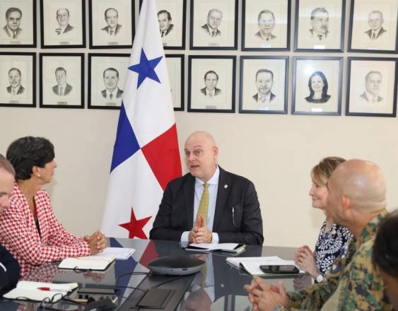 ML | Autoridades durante la reunión.