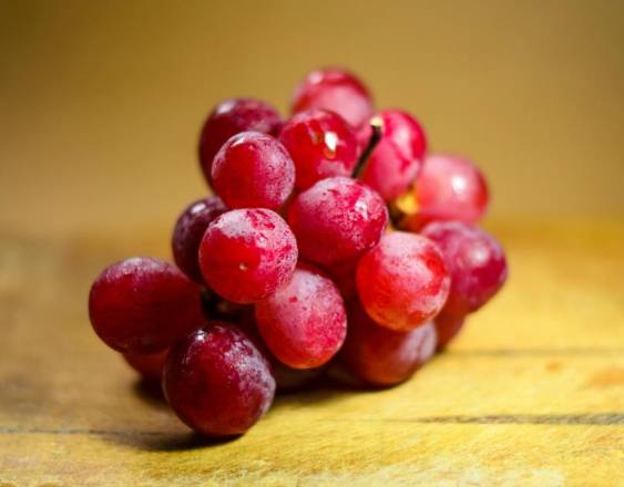 Pexels | La uvas decoran la mesa navideña y forman parte de los ritos de fin de año.