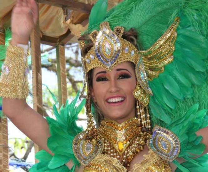 Colores, plumas y brillo en los trajes de Carnaval