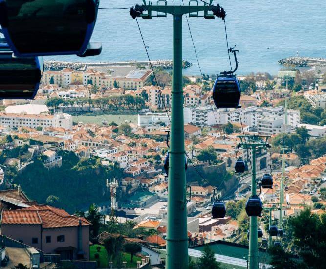 Pexels | Un teleférico.