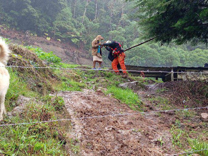 Evacuación de una persona en el sector de Las Nubes en Cerro Punta, en Chiriquí.