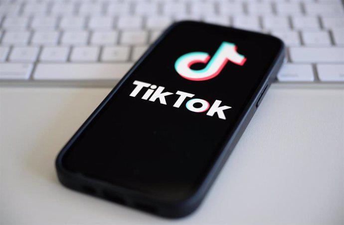 TikTok lanza los chats grupales de hasta 32 personas y ‘stickers’ personalizadas en los mensajes directos