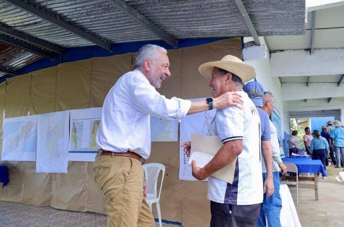 Administrador del Canal de Panamá dialogó con residentes de Río Indio para mejorar su calidad de vida