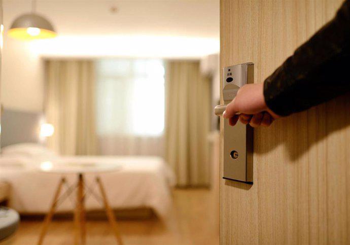 Cómo la IA o la automatización personalizan y mejoran la experiencia del cliente en los hoteles hiperconectados