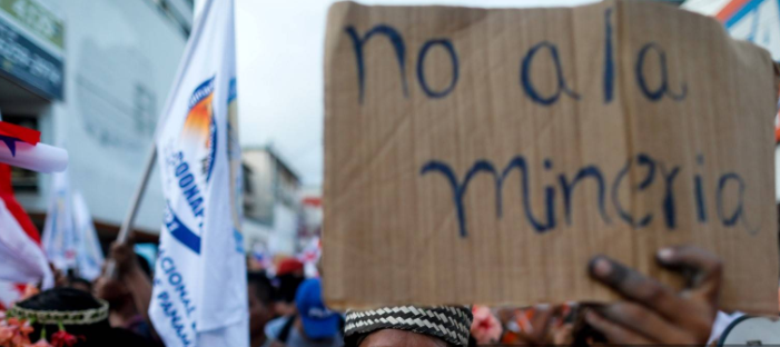 AFP | Una persona en medio de una manifestación muestra un cartel que dice: No a la minería.