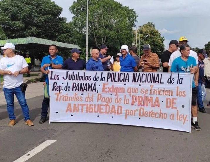 Oficiales con rango de capitán protestaron por sus jubilaciones; Pino asegura que les cumplirán