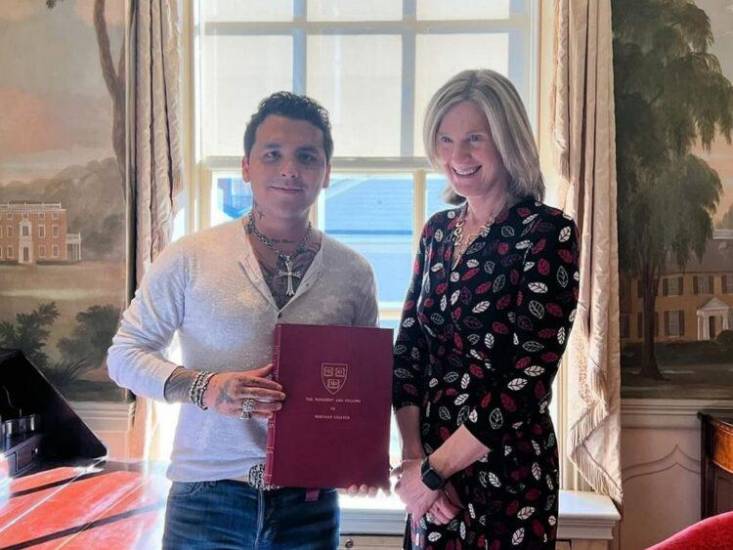 Christian Nodal recibe importante premio de la Universidad de Harvard.