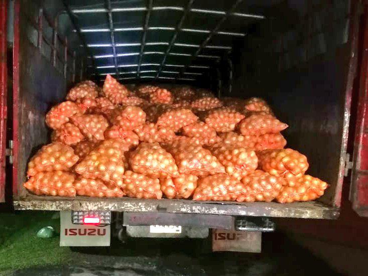Un camión con cebollas.