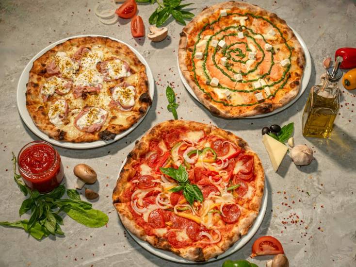 Tres platos con pizzas variadas.