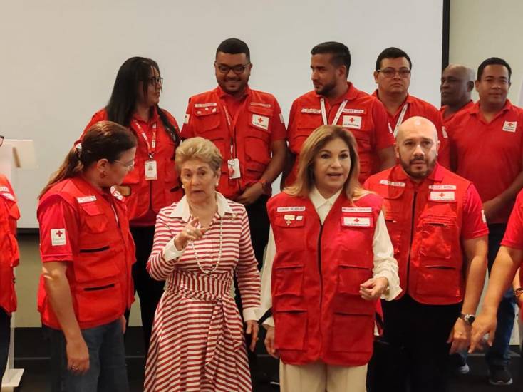 La expresidenta Mireya Moscoso junto a la primera dama Maricel Cohen de Mulino y miembros de la Cruz Roja.