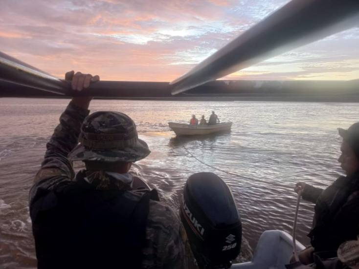 Rescatan a cuatro personas en alta mar, luego que su embarcación sufriera desperfectos mecánicos.