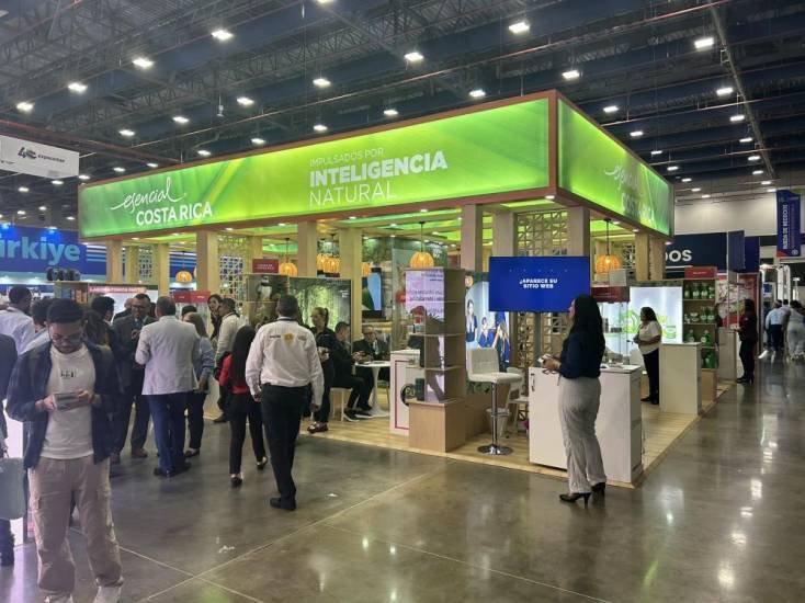 ml | Personas visitan los estands, en la edición 2024 de Expocomer.