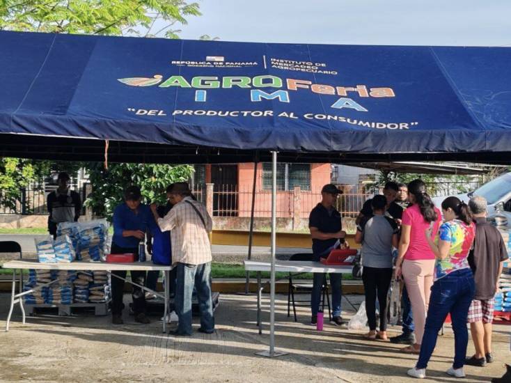 Personas forman fila en una agroferia del IMA/ Foto de archivo.