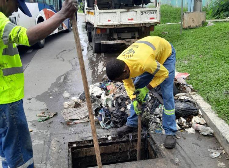 Intensifican operativos para resolver el colapso de alcantarillas