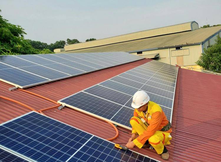 Distribuidoras en la lupa por negocio con paneles solares