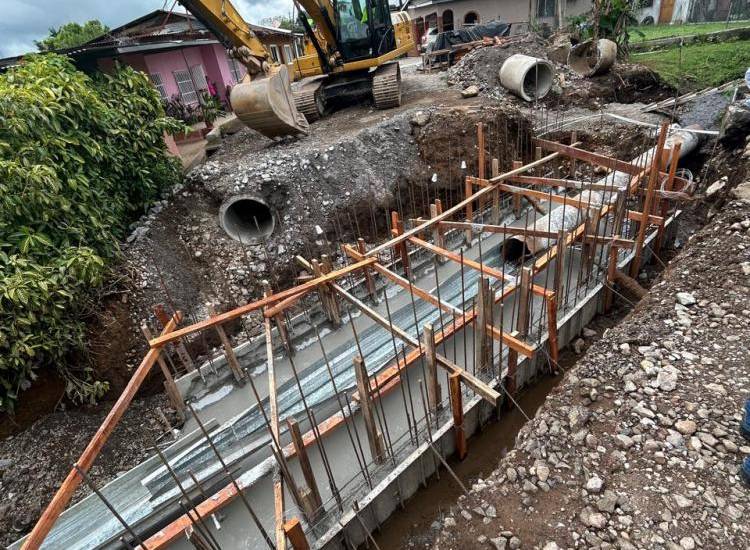 Supervisan colocación de tuberías pluviales en puntos críticos de Bugaba