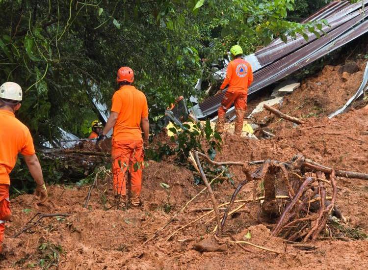 ML | Personal de los distintos estamentos de seguridad del país y voluntarios se mantienen atendiendo los diversos casos de emergencias a nivel nacional.