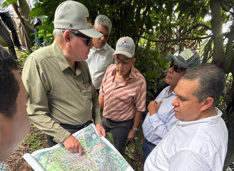 Supervisan colocación de tuberías pluviales en puntos críticos de Bugaba