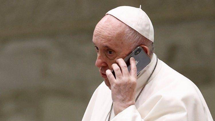 ML | El Papa Francisco hablando por teléfono.