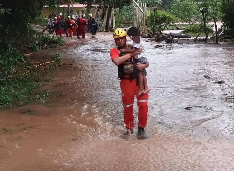 Instagram | Personal de Sinaproc traslada a un infante al albergue de Los Naranjos en el distrito de Boquete.