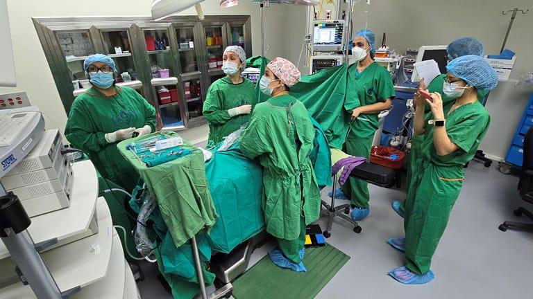 ML | Cirujanos durante la operación en el hospital de la CSS de Citré.