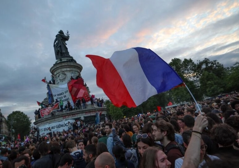 AFP | Un tricolor nacional francés ondea durante un mitin en la elecciones de Francia.