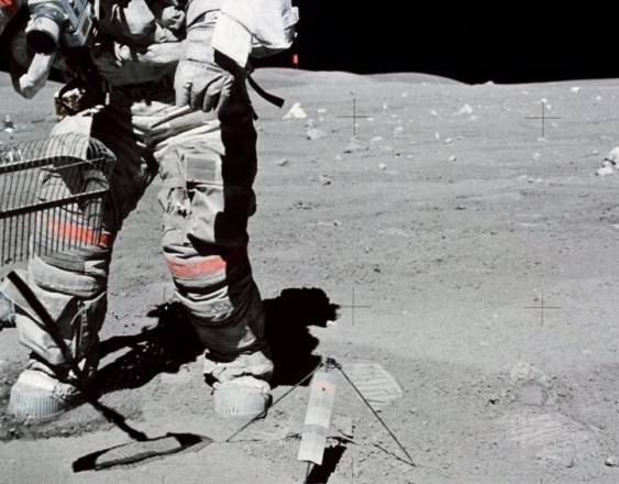 NASA | El astronauta John W. Young recoge muestras de regolito lunar.