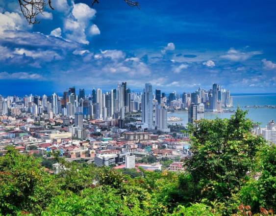 PIXABAY | Imagen panorámica de edificios comerciales en Panamá.