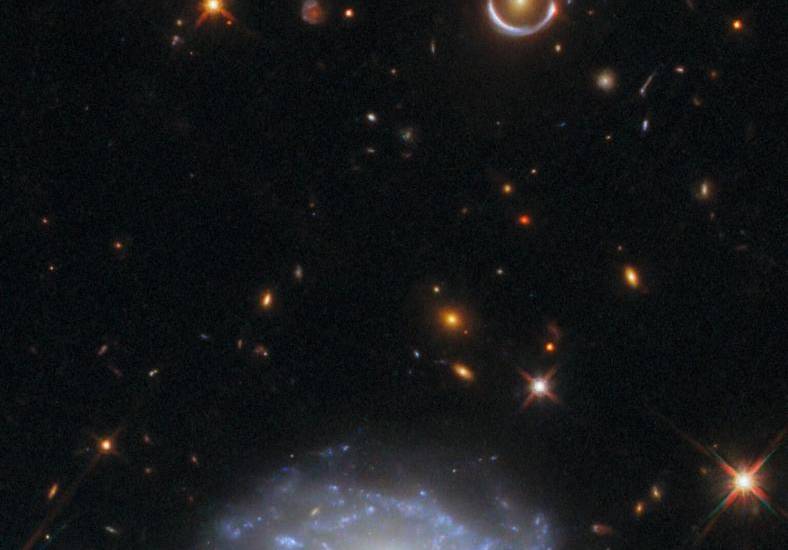 Hubble capta una gama de distancias asombrosa en la constelación de Hidra