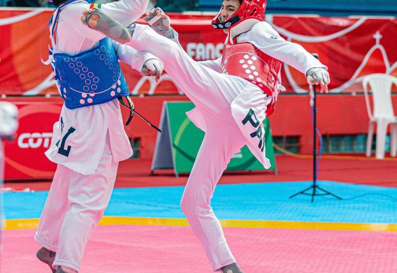 Cortesía | El atleta panameño de taekwondo, Javier Decerega (d).