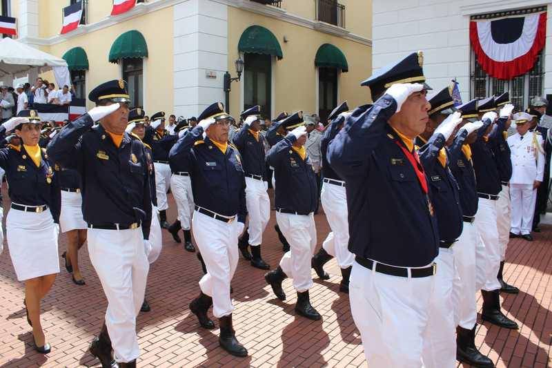 ML | Miembros del Cuerpo de Bomberos en un desfile.