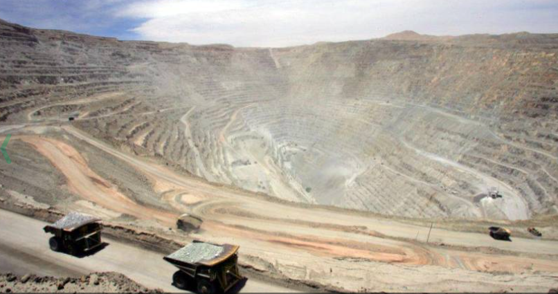 AFP | Maquinaria trabajando en el procedimiento mediante el cual se extrae el cobre de la tierra.