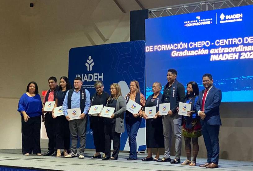 Algunos de los estudiantes que recibieron sus certificados.