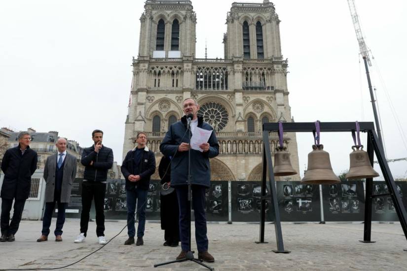 AFP | Autoridades frente a la catedral de Notre-Dame de París.