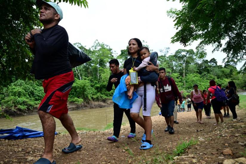 AFP | Migrantes caminan a su llegada al Centro de Recepción Temporal para Migrantes en Lajas Blancas, en Darién.