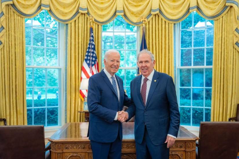 El presidente de Estados Unidos Joe Biden y el embajador José Miguel Alemán.