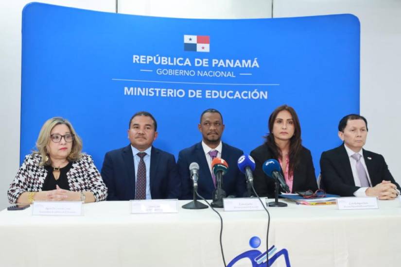 Directivos del Ministerio de Educación.