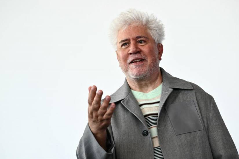 Almodóvar medita sobre la vida y la muerte en su primer largometraje en inglés, “La habitación de al lado”