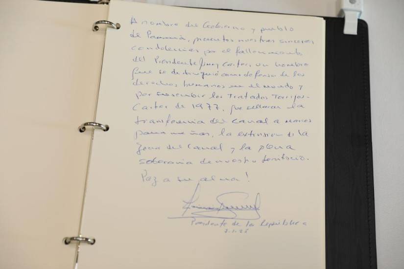 Mulino firma libro de condolencias por fallecimiento del expresidente Carter