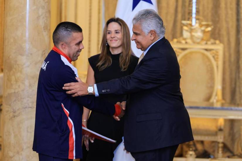 Presidente José Raúl Mulino entrega la Bandera de Panamá al atleta de futsal Anel Lorenzo.