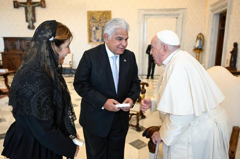 Encuentro entre el Papa Francisco, el presidente José Raúl Mulino y la primera dama Maricel Cohen de Mulino.