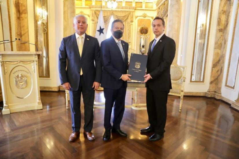 Jorge Rivera Staff toma posesión como nuevo ministro de Comercio e Industrias