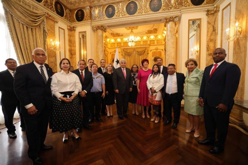 Presidente José Raúl Mulino juramenta a gobernadores