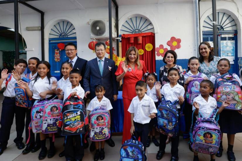 Despacho de la Primera Dama y el Banco de China entregan donación a Escuela Simón Bolívar