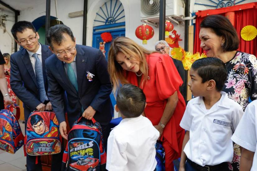 Despacho de la Primera Dama y el Banco de China entregan donación a Escuela Simón Bolívar