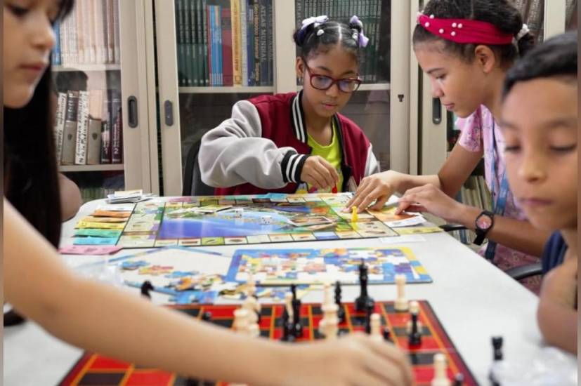 Un grupo de niños divirtiéndose con juegos de mesa.