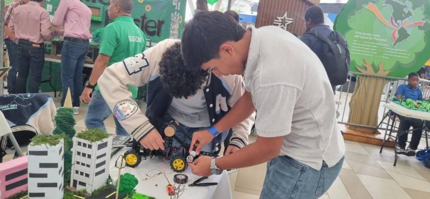 Participantes de la Olimpiada de Robótica.