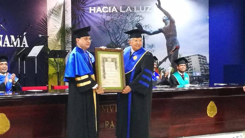 Universidad de Panamá premia destacada trayectoria del Dr. César Augusto Villarreal